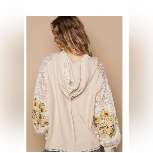 POL Floral Patchwork Lace Sleeve Top - Picture 2 of 4